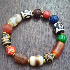 Tibetan Dzi Agate Bead Bracelet – Vintage Nepalese Spiritual Motifs