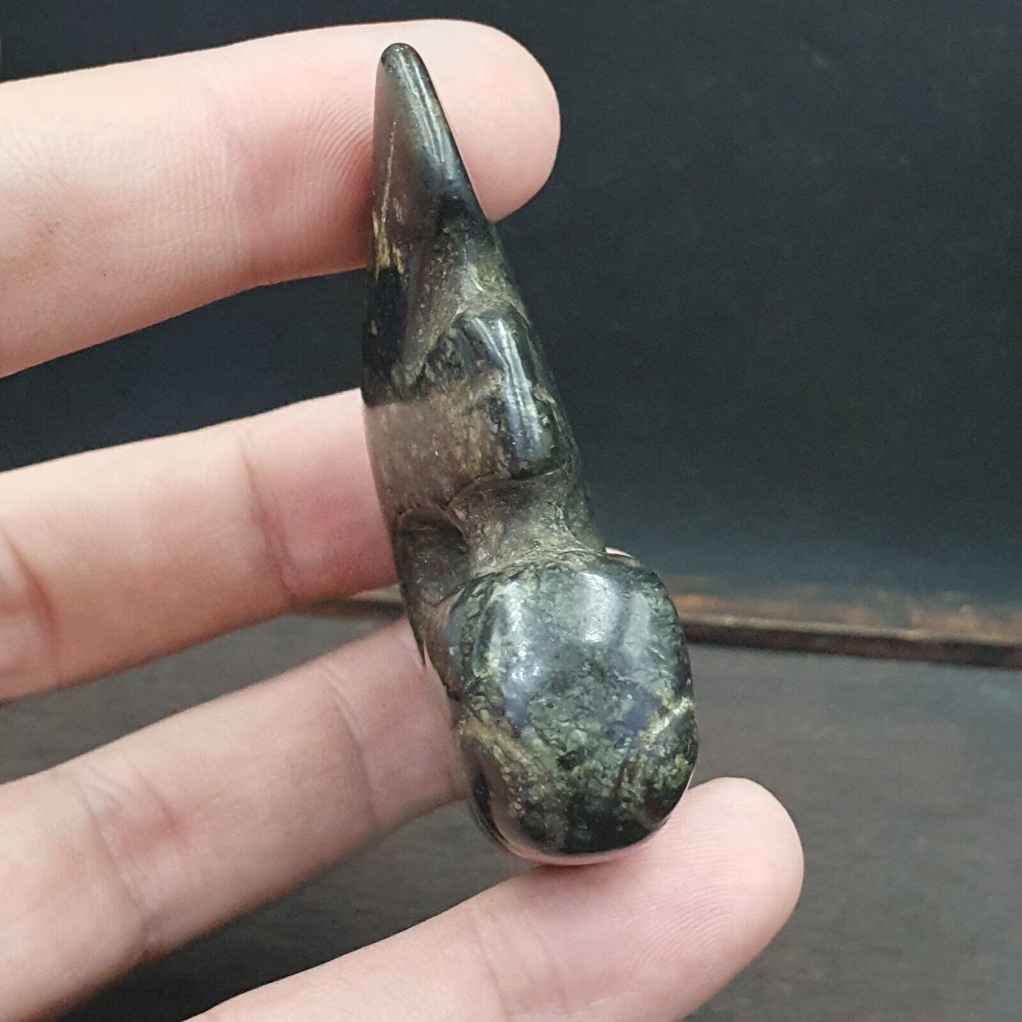 Antique black magnetic stone mysterious animal carving stone bead amulet mg-9-6