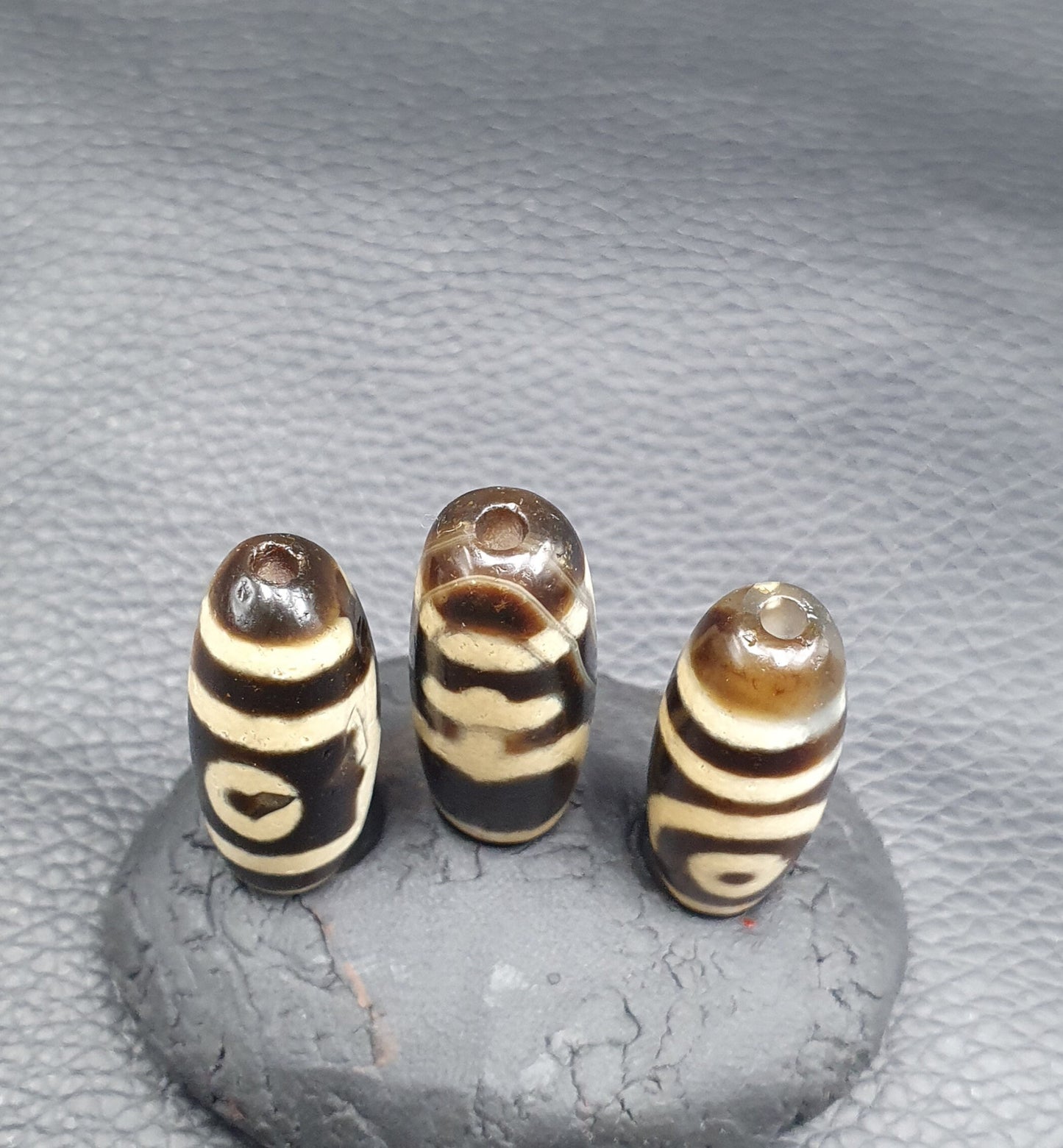 Himalayan indo tibetan eyes pattern agate dzi amulet bead lot 3 beads L3B