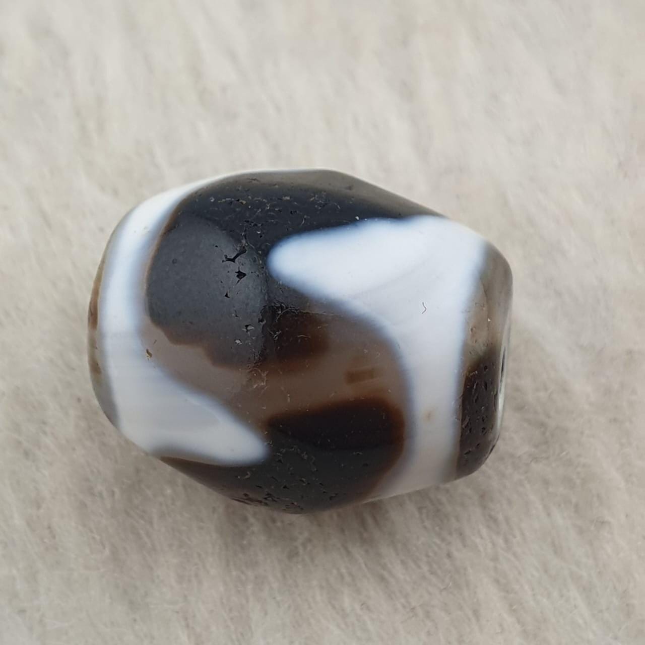 Zig zag unique pattern himalayan tibetan agate dzi bead amulet #28