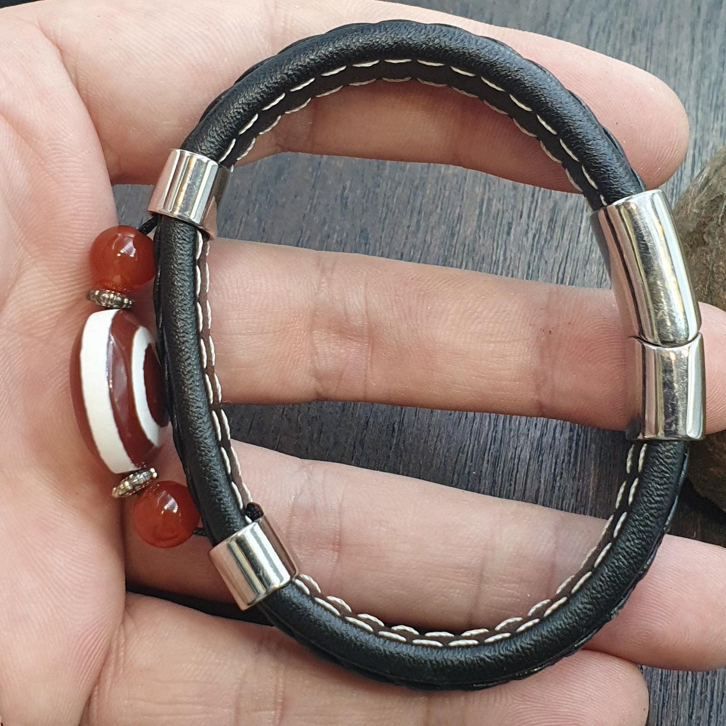 Handcrafted bracelet one eye tibetan dzi bead pu leather bracelet