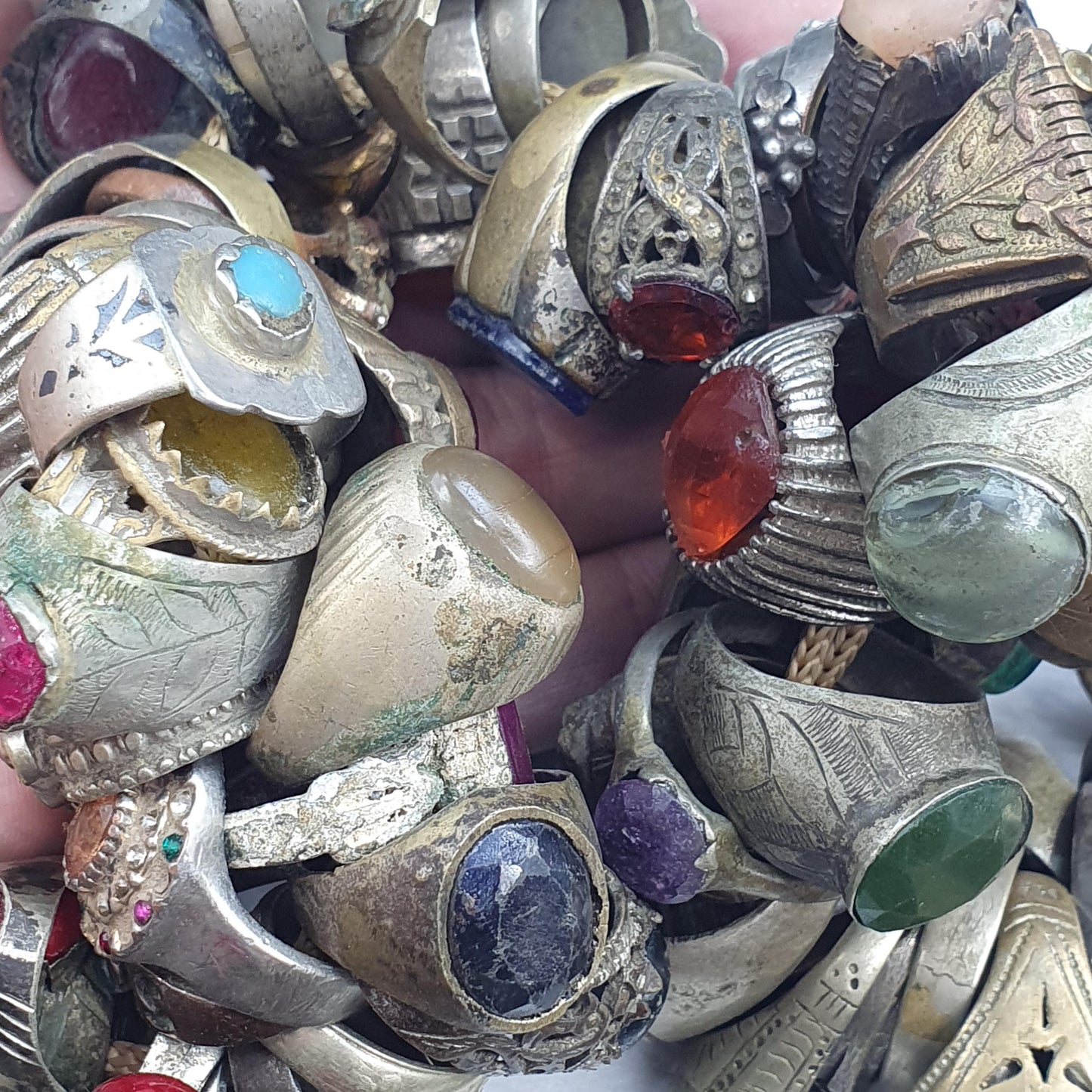 lot 155 Pieces Antique vintage rings with agate, Glass and Resin center Stones