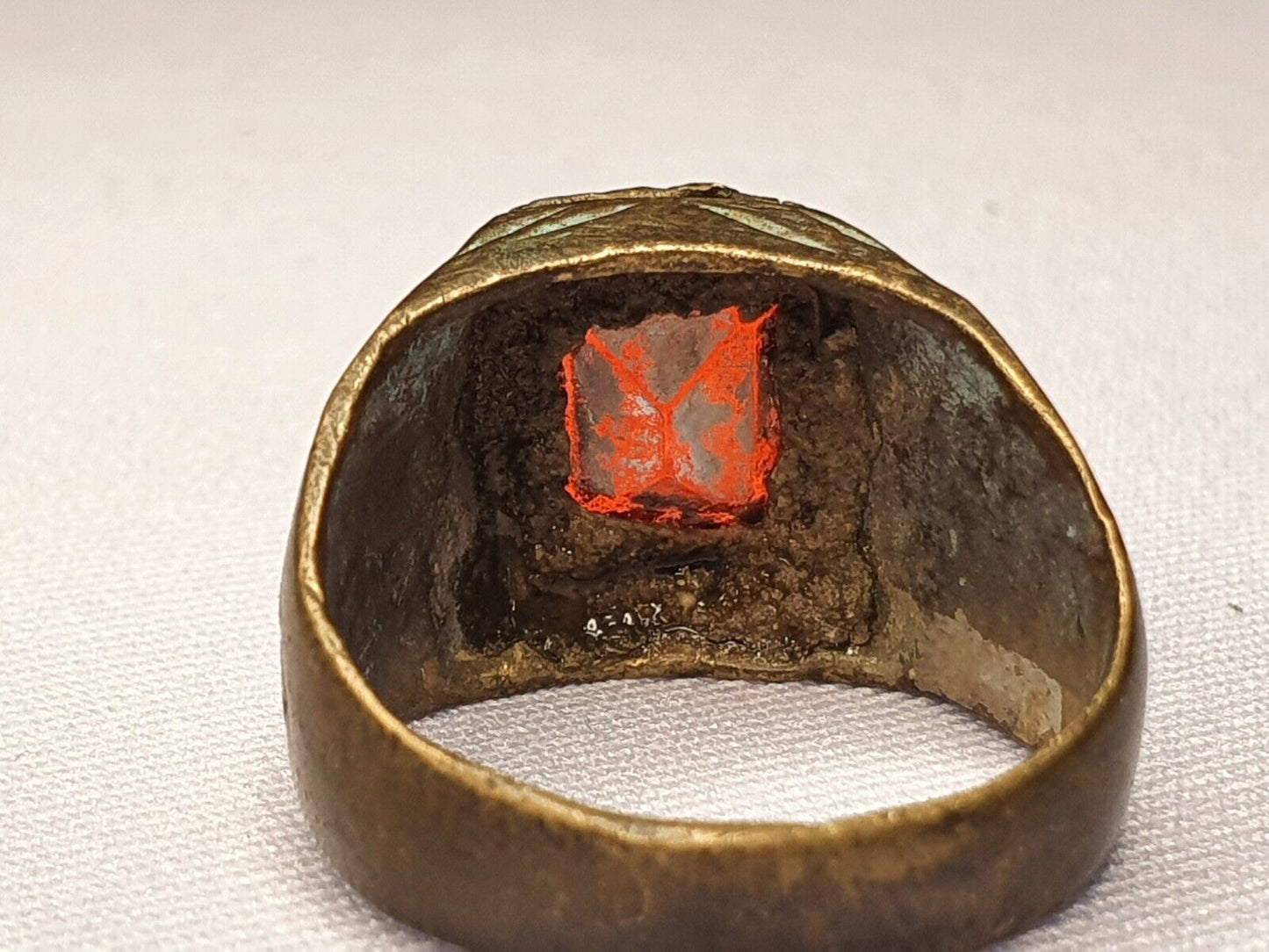 Antiker alter seltener roter Steinring aus Messing und Bronze