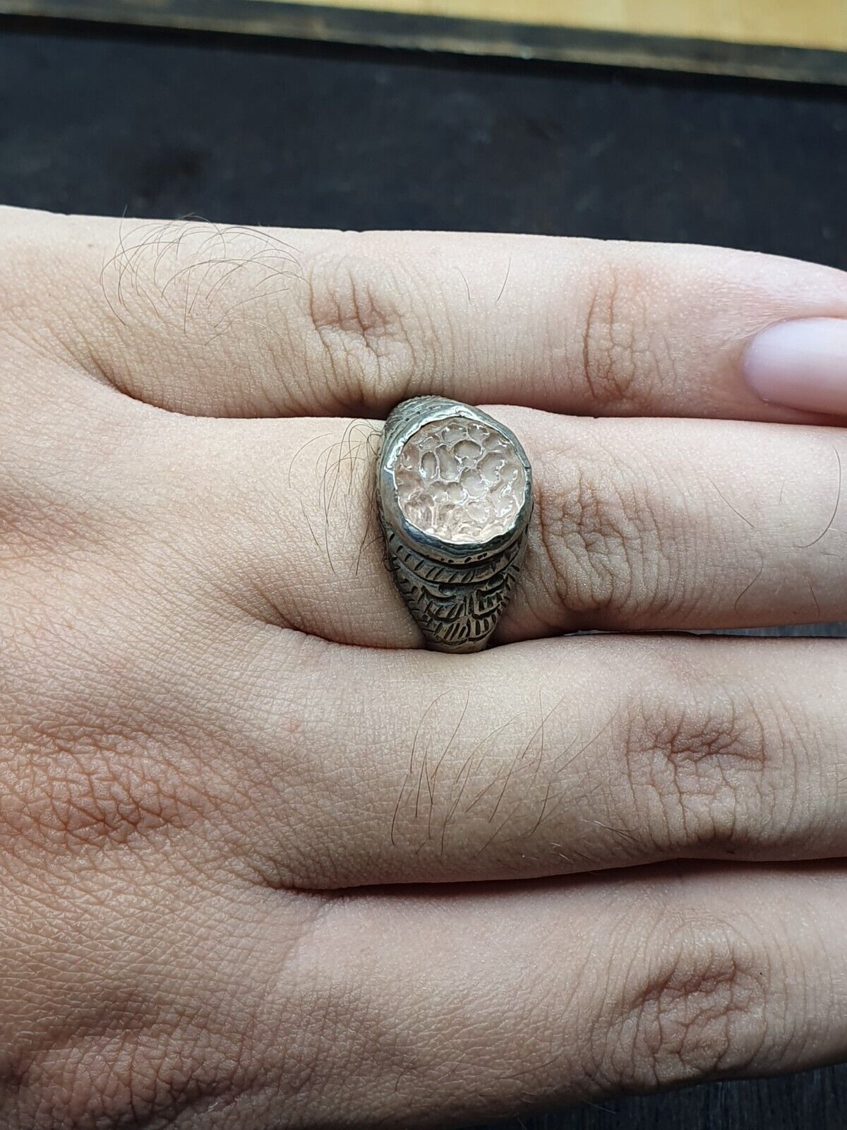 Antiker Vintage-Ring aus dem Nahen Osten mit ROSA Mittelstein aus Pakistan