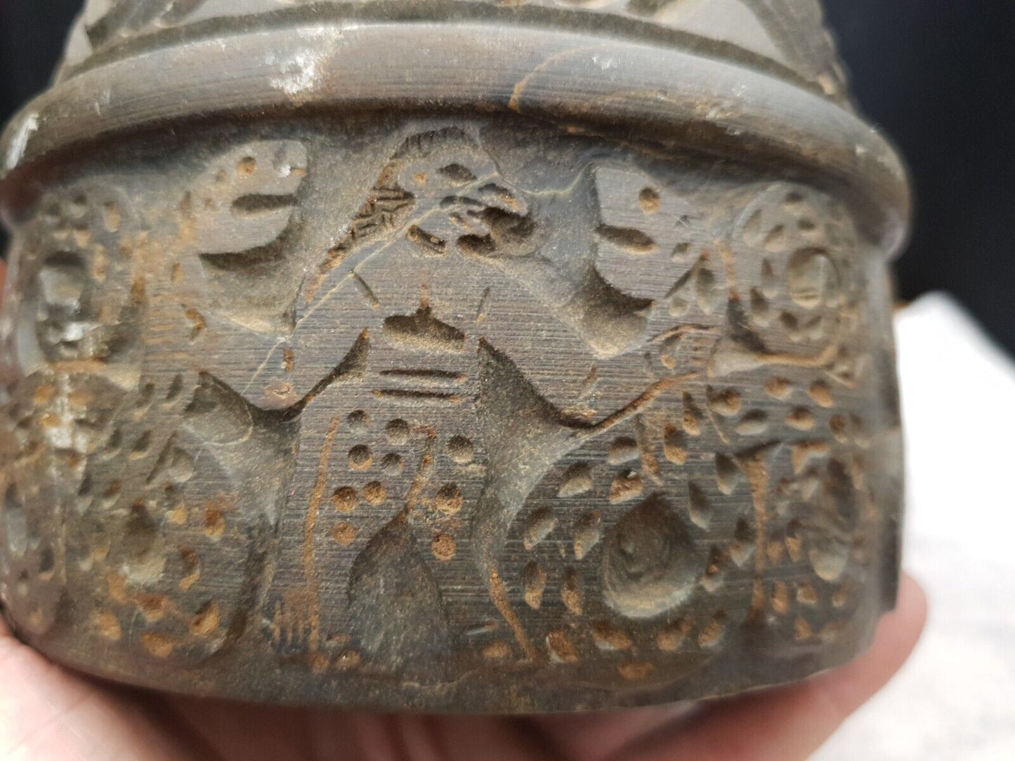 古代雙峰綠泥石黑石花瓶雕刻神秘人物 12 英寸 x 11 英寸