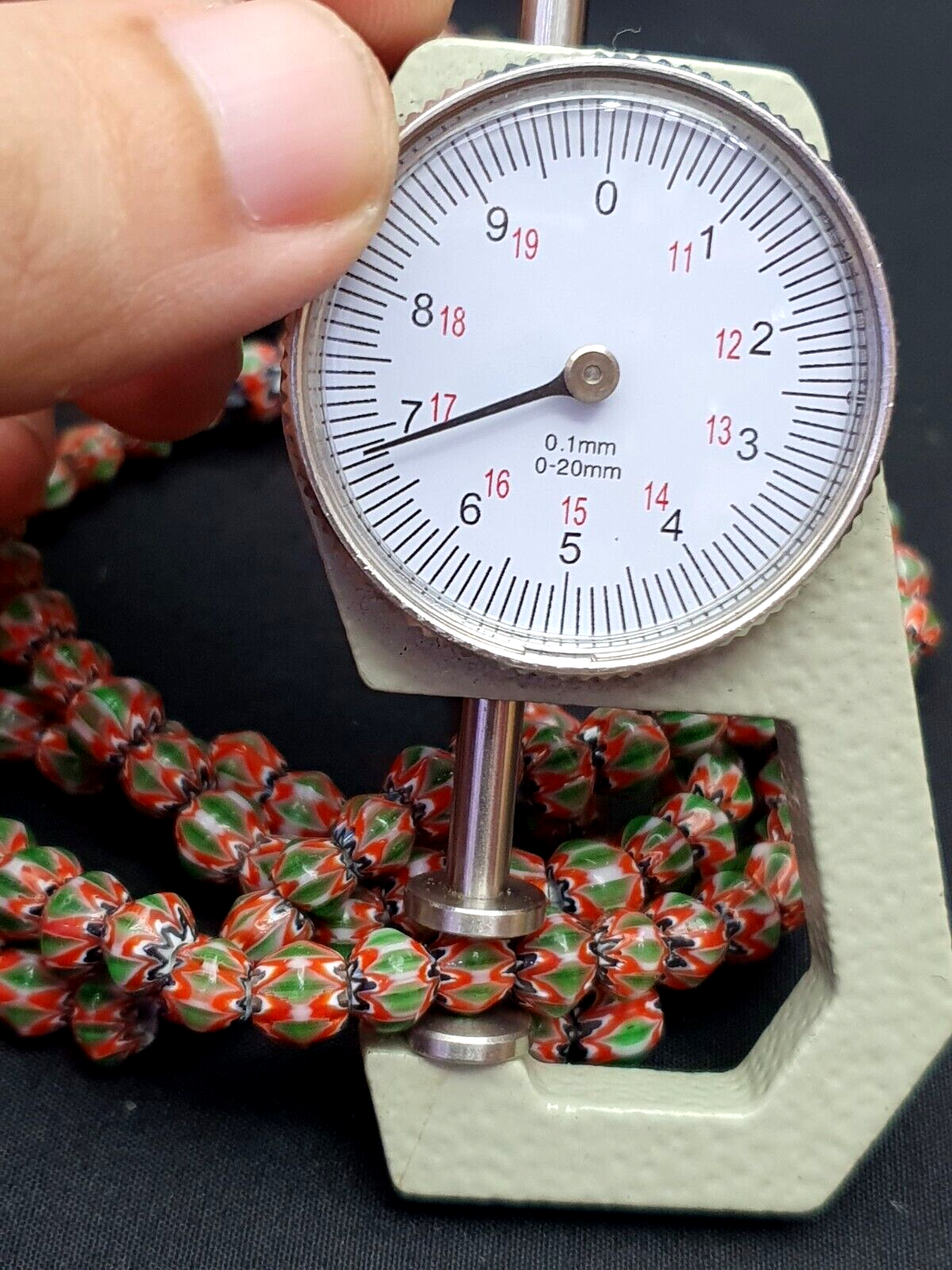 Winzige grüne rote Chevrons venezianische Perlen afrikanische Halskette 7mm