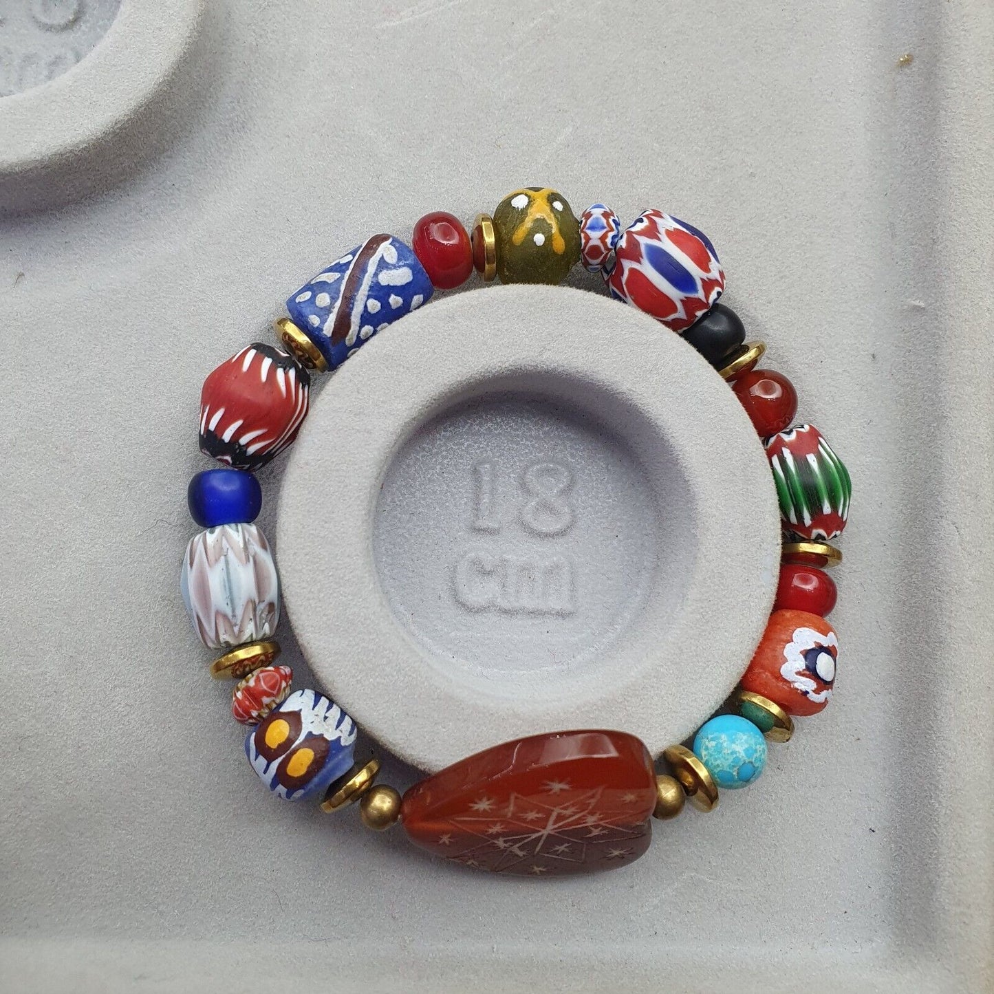 Vintage afrikanische Chevron-Glasperlen mit herzförmiger Karneol-Schnitzerei