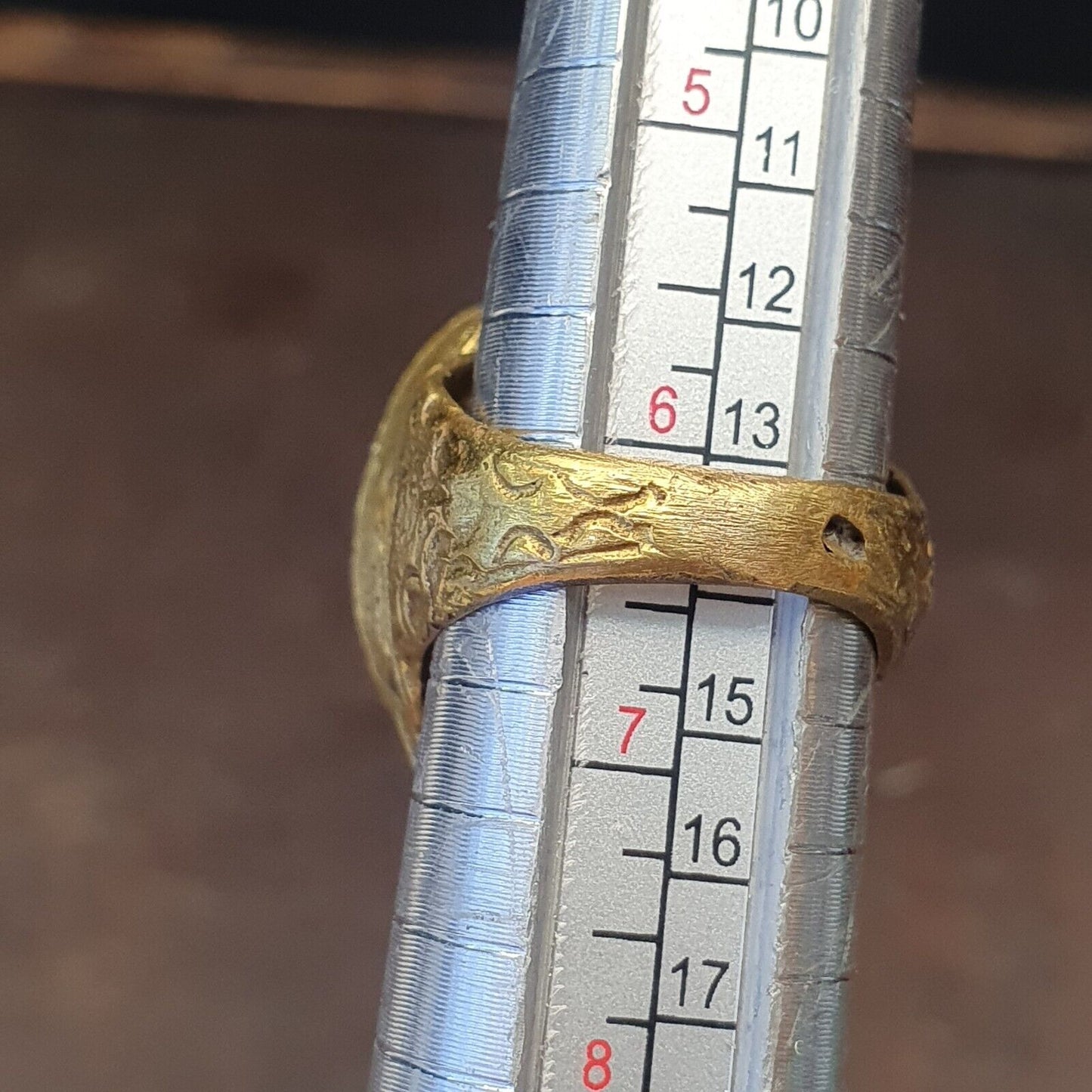 Antiker Vintage-Ring aus altem Glas mit schönen Augen aus Messing