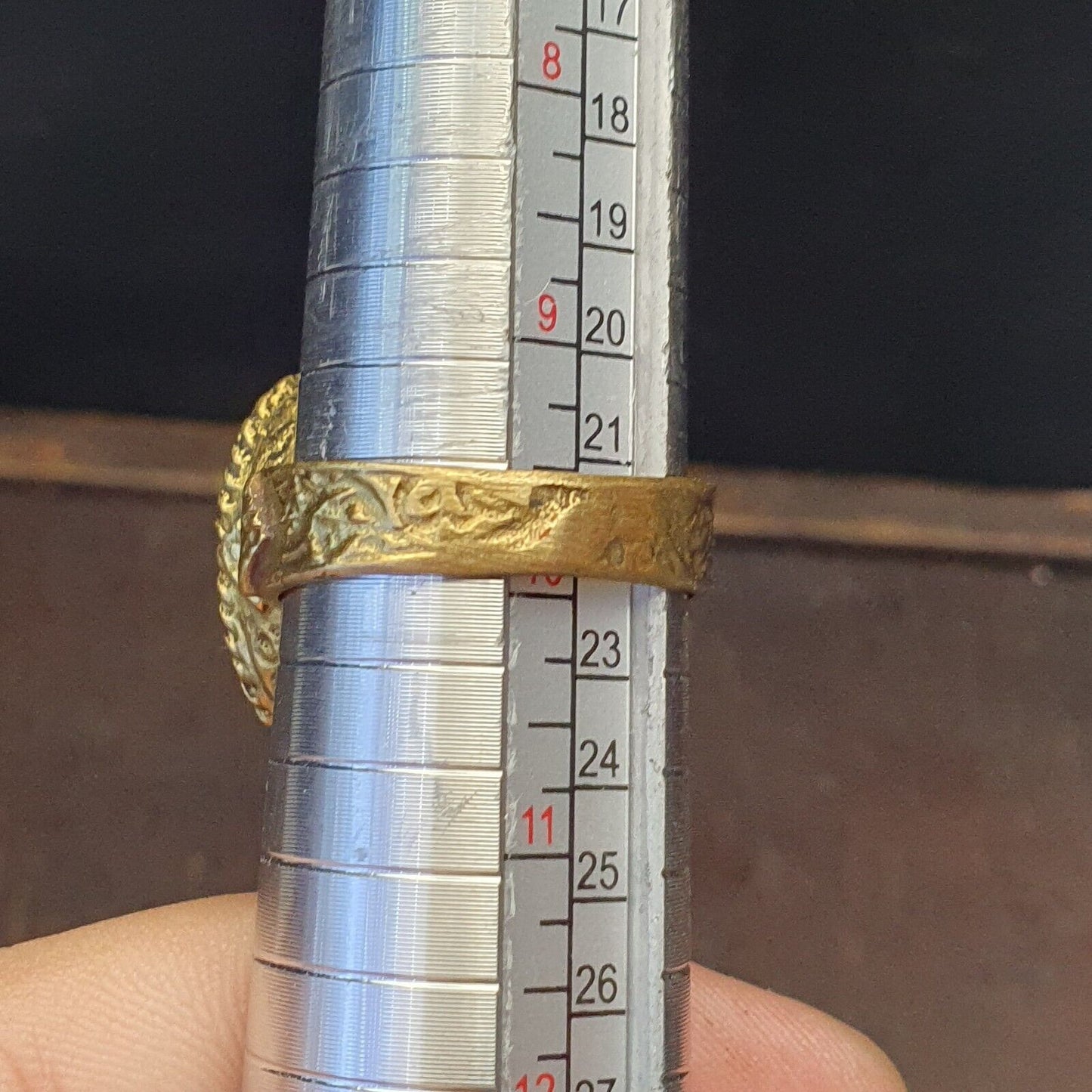 Antiker Vintage-Ring aus altem Glas mit schönen Augen aus Messing