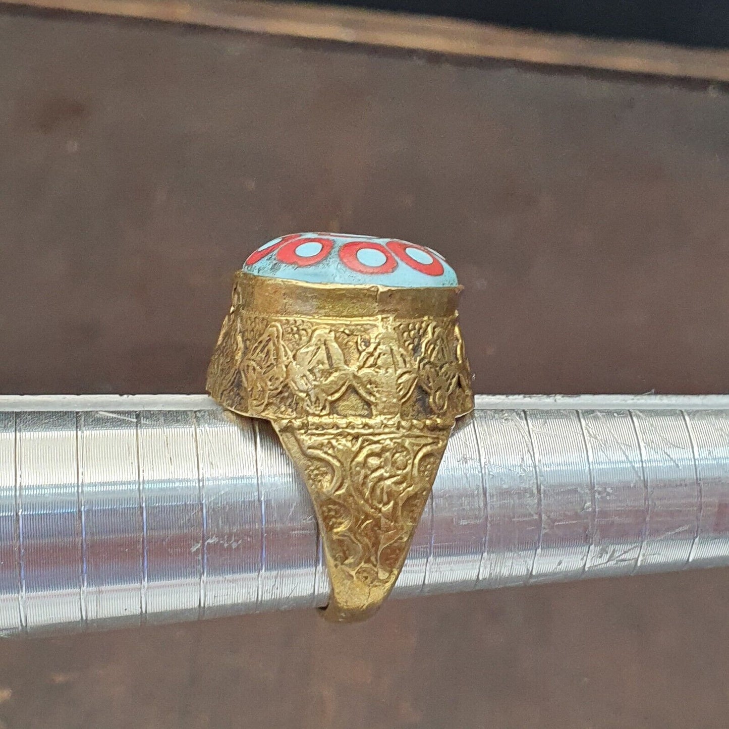 Antiker Vintage-Ring aus altem Glas mit schönen Augen, Glasperlen und Messing