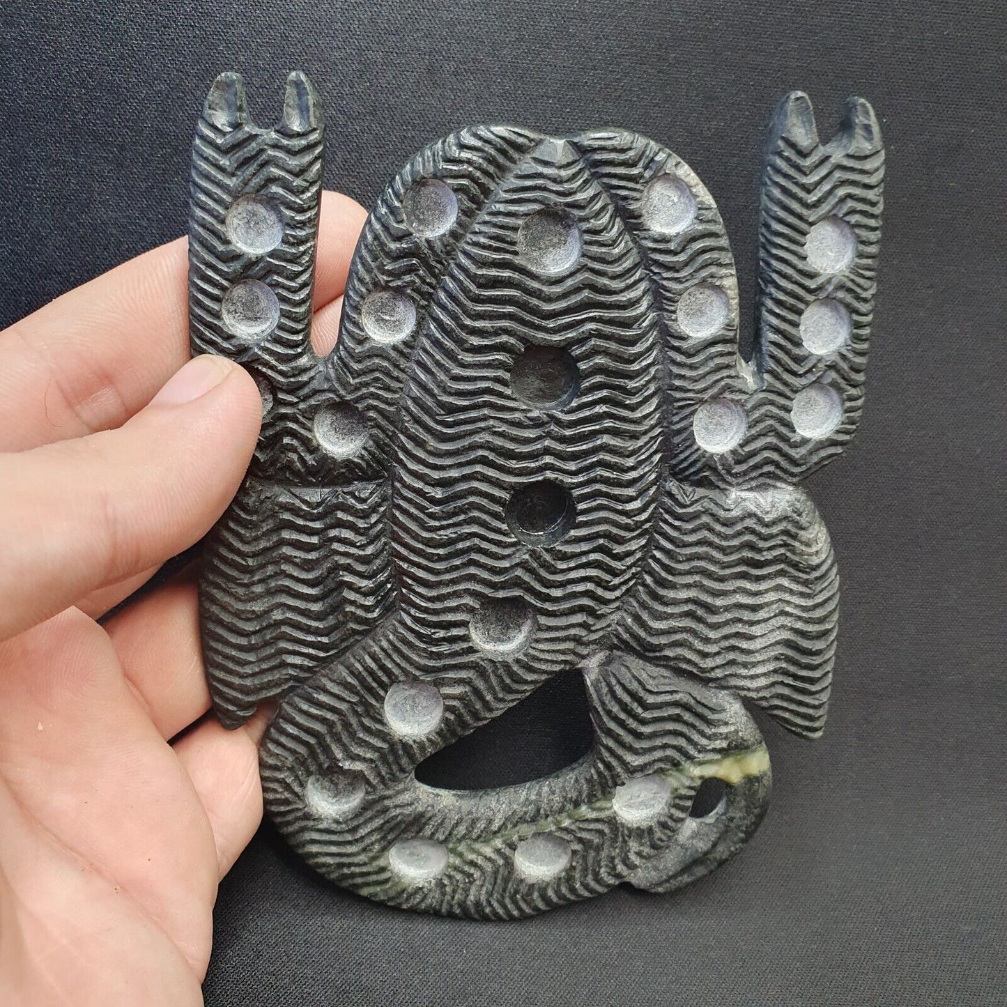 Antike Jiroft-Zivilisation. Schwarze Chloritsteinfigur des mystischen Skorpions