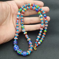 Blaue Chevron- und weiße herzförmige venezianische Perlen, afrikanische Glasperlen-Halskette #25