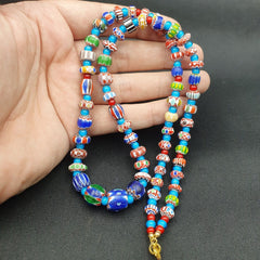 Blaue Chevron- und weiße herzförmige venezianische Perlen, afrikanische Glasperlen-Halskette #25