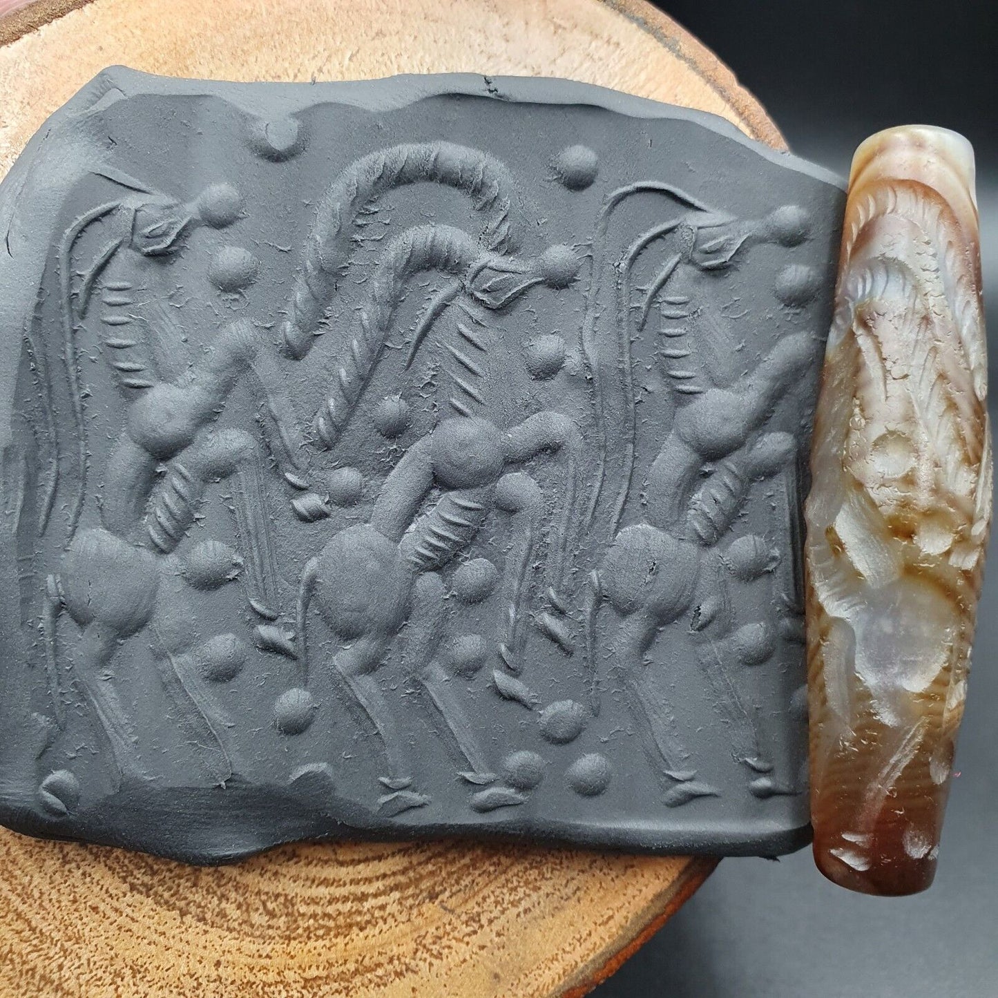 Seltene Tiere, antikes antikes indotibetisches Schnitz-Achatperlen-Amulett