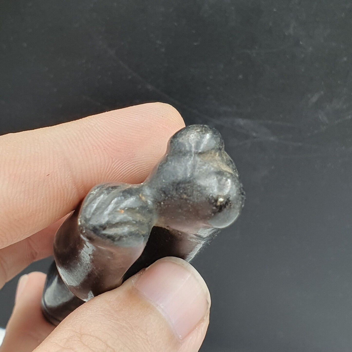 古董黑色磁石神秘動物雕刻玉石護身符石 MG -6