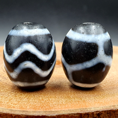 N#403 Himalayan Indo Tibetan rare Patterns Dzi Amulet Bead Lot 2 Beads 21x17mm