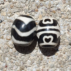 LOT BD 29 HIMALAYAN Indo Tibetan Heart eyes pattern Agate 2 beads