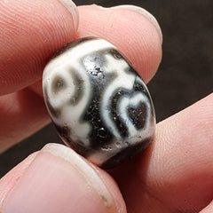 BD 26 HIMALAYAN Indo Tibetan Heart eyes pattern Agate bead