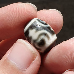 BD 26 HIMALAYAN Indo Tibetan Heart eyes pattern Agate bead