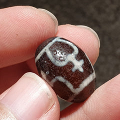 BD 25 HIMALAYAN Indo Tibetan Heart eyes pattern Agate bead