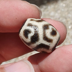 BD 24 HIMALAYAN Indo Tibetan Heart eyes pattern Agate bead