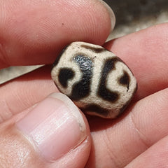 BD 24 HIMALAYAN Indo Tibetan Heart eyes pattern Agate bead