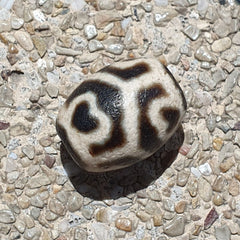 BD 24 HIMALAYAN Indo Tibetan Heart eyes pattern Agate bead