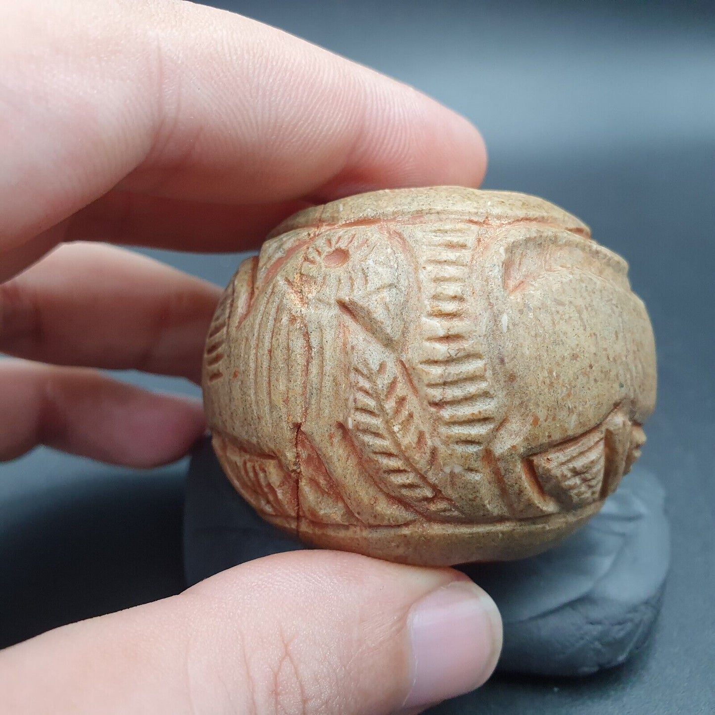 大型古代石像神秘動物雕刻凹版大珠護身符