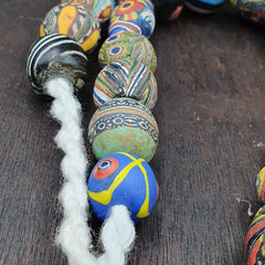 Lot 13 Perlen Antik-Mosaik-Glas-Gabri-Perlen-Halskette. 17-21mm