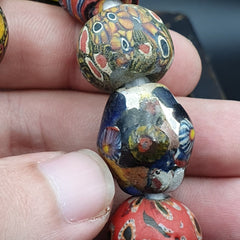 Lot 13 Perlen Antik-Mosaik-Glas-Gabri-Perlen-Halskette. 17-21mm