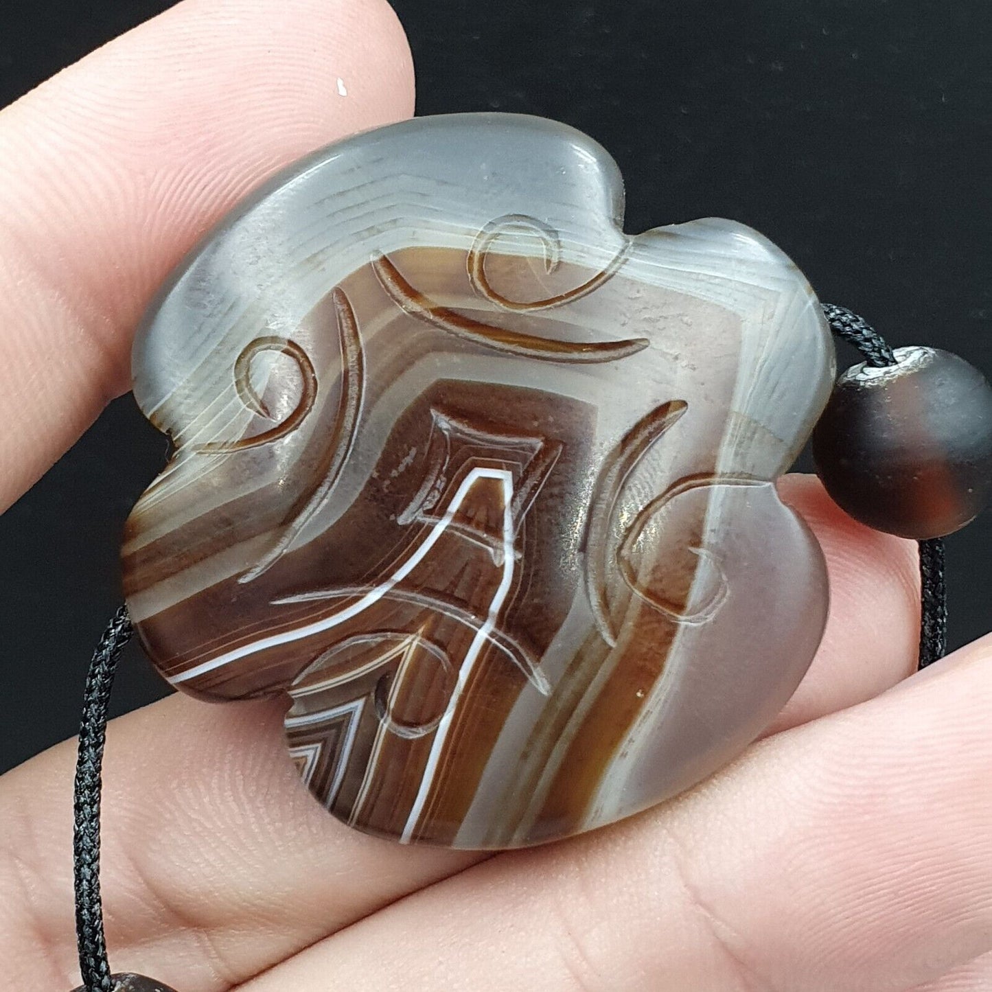 Antike tibetische chinesische Himalaya-Schnitzerei aus Achat, hängendes Amulett, Perle Nr. 35