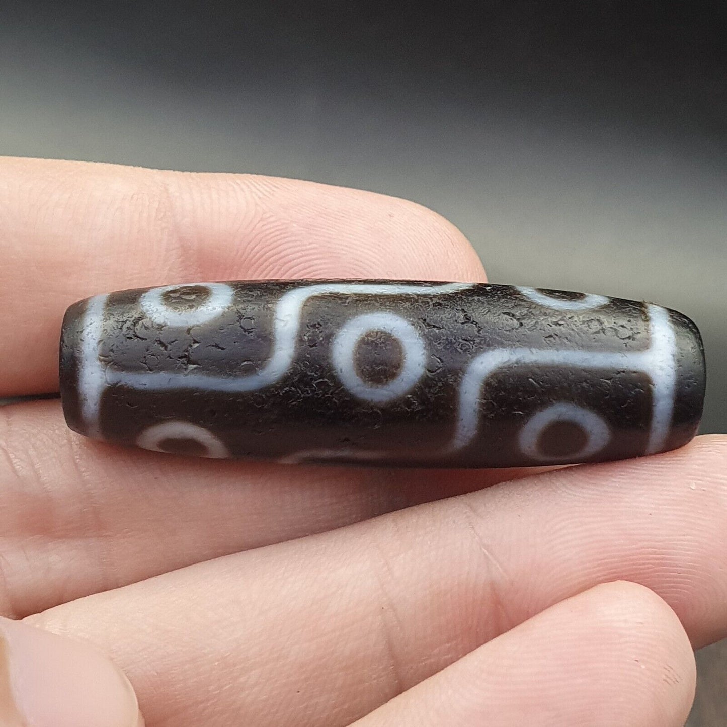 古董老西藏非常獨特的 9 眼瑪瑙石天珠護身符
