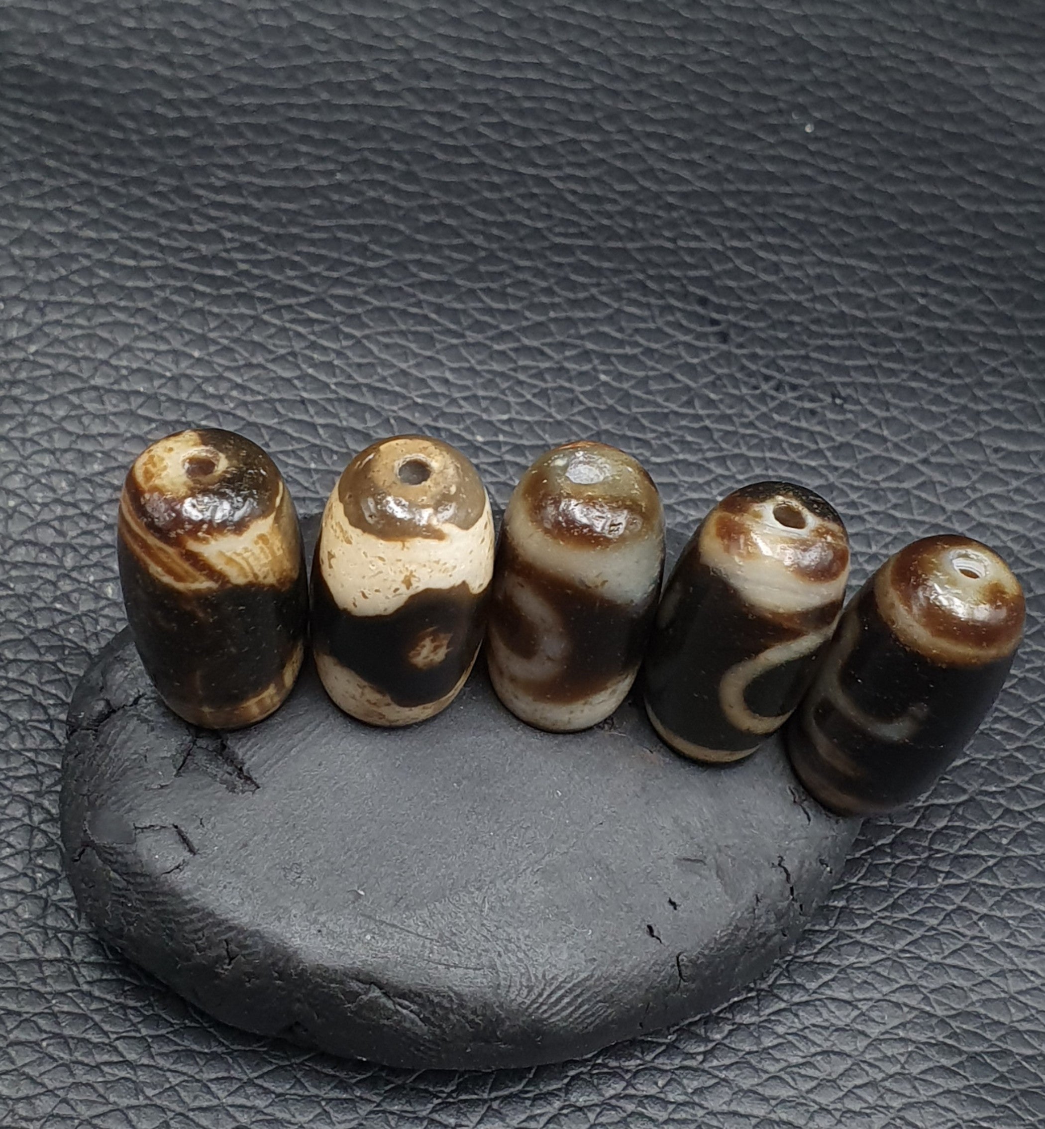 Lot 5B Beads Indo Tibetan Beautiful Pattern Agate Dzi Amulet Beads