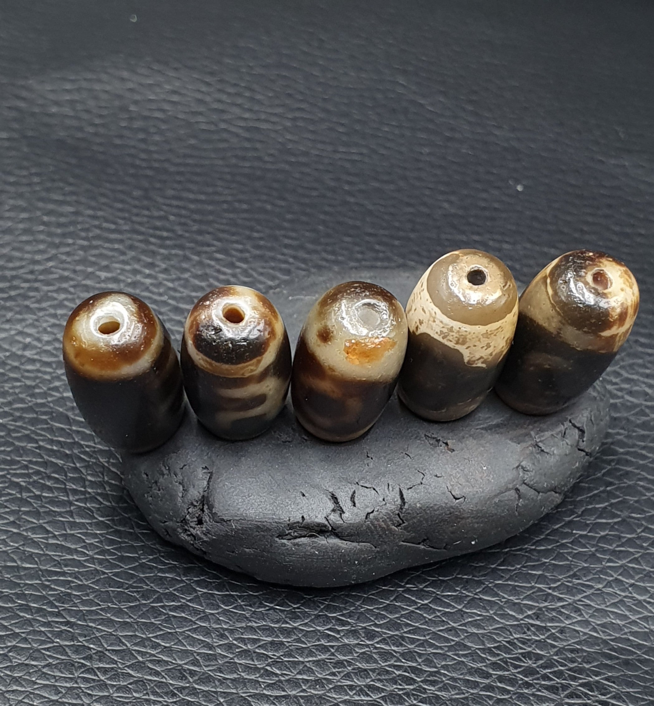 Lot 5B Beads Indo Tibetan Beautiful Pattern Agate Dzi Amulet Beads