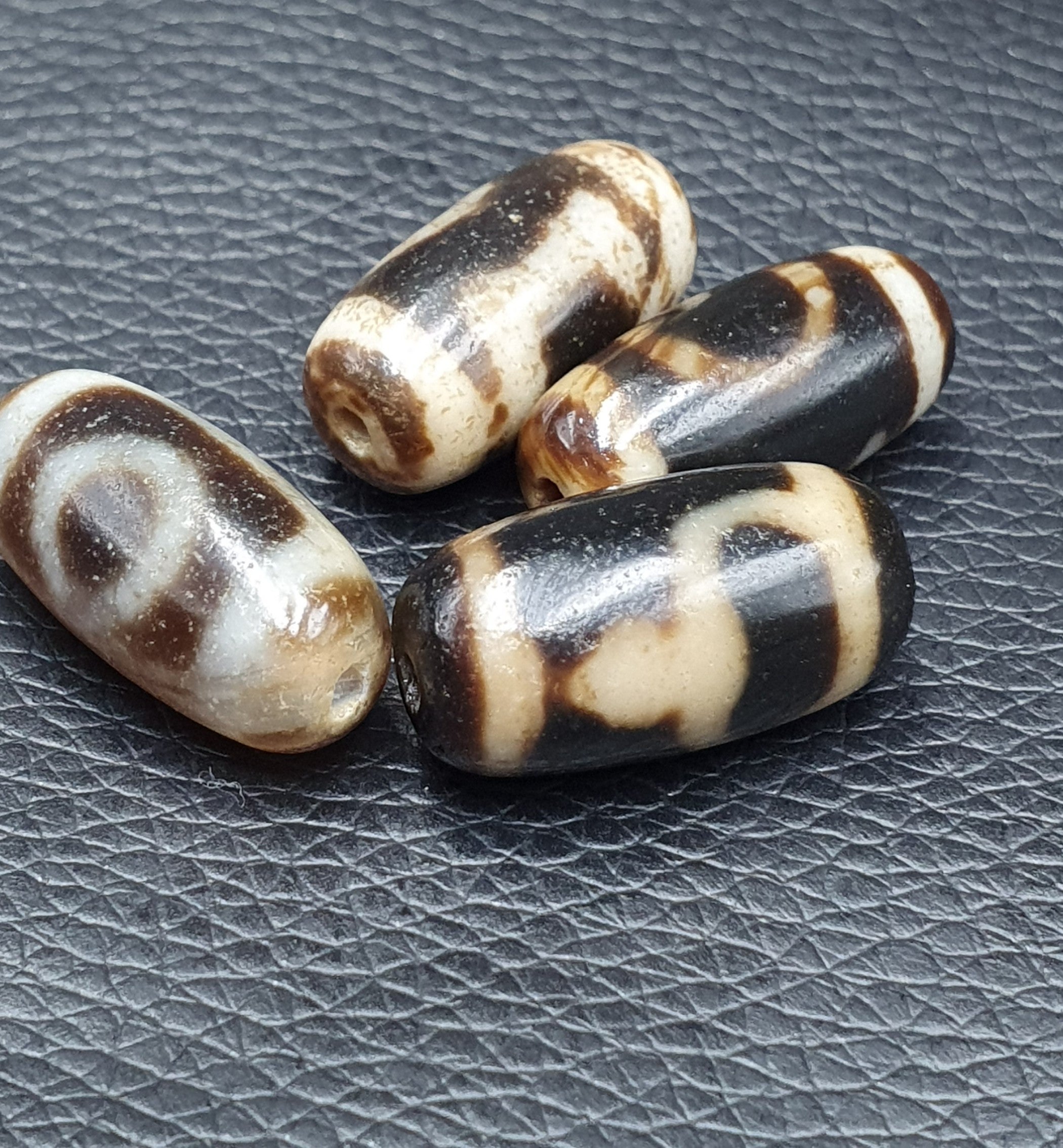 Lot 4 Beads Indo Tibetan Beautiful Pattern Agate Dzi Amulet Beads