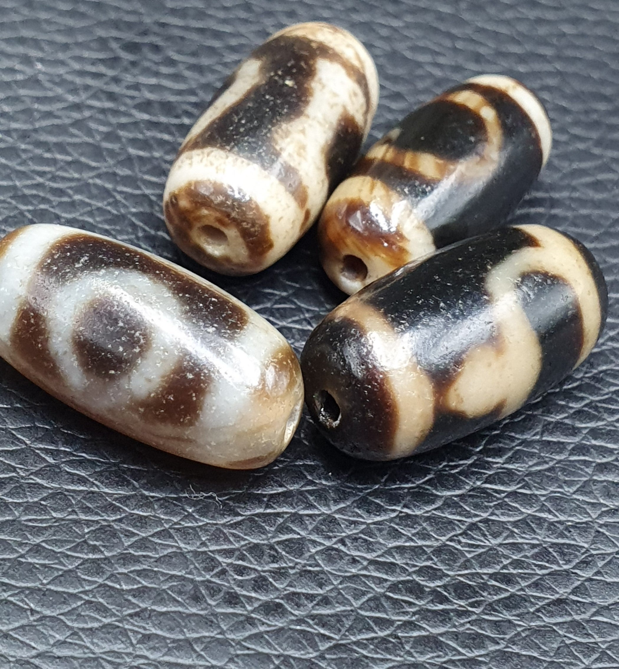 Lot 4 Beads Indo Tibetan Beautiful Pattern Agate Dzi Amulet Beads