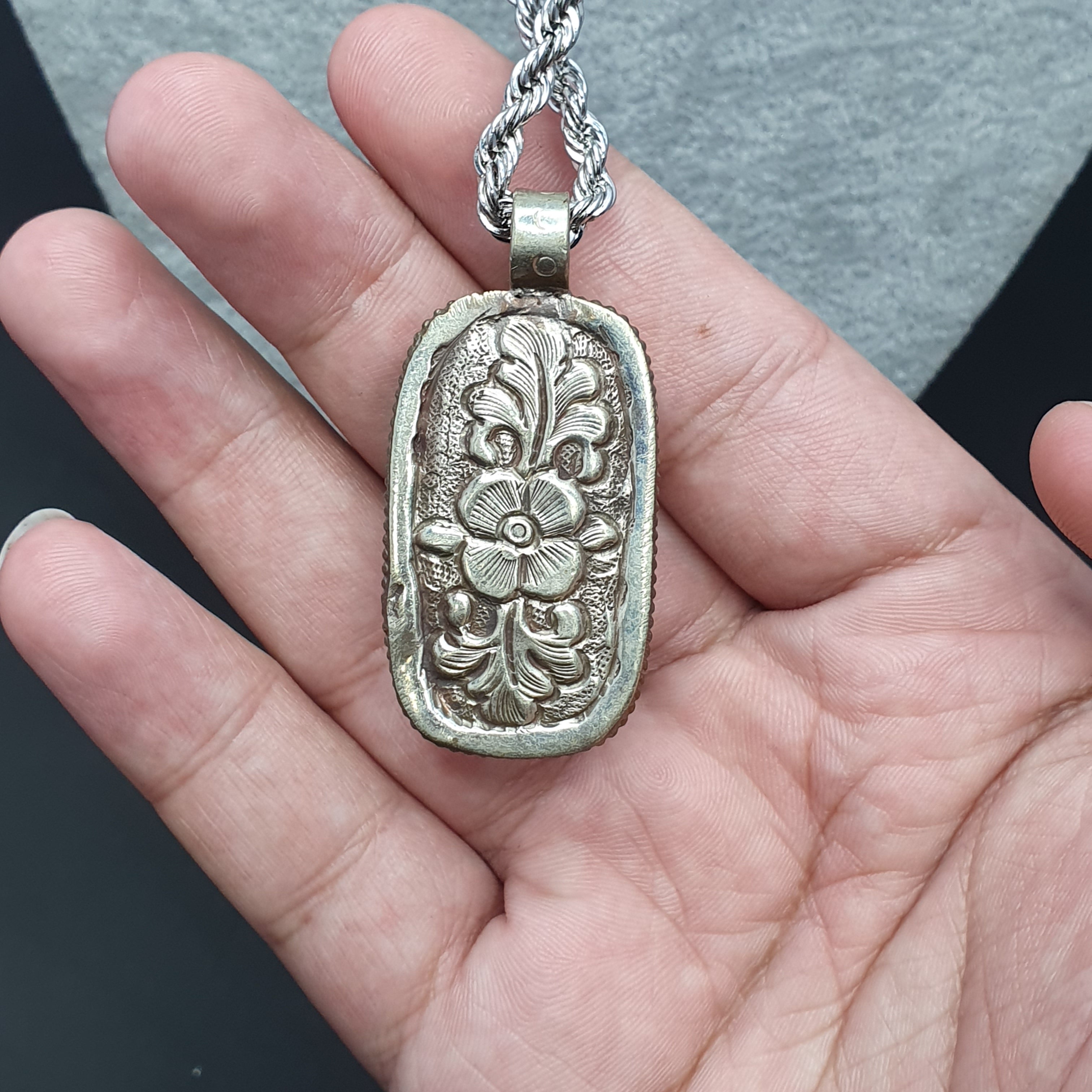 Vintage Nepalese Tibetan Red Carnelian Agate Pendant Necklace