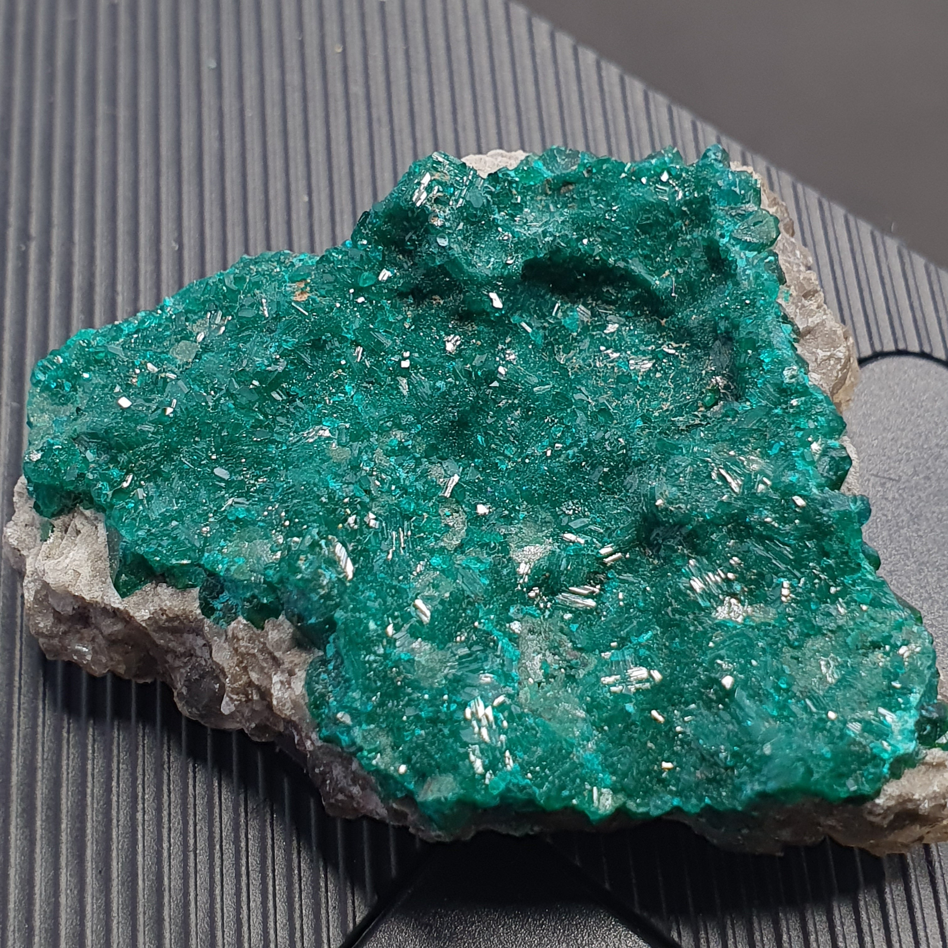 Rare crystal Dioptase emerald green color specimen From congo 185 CT