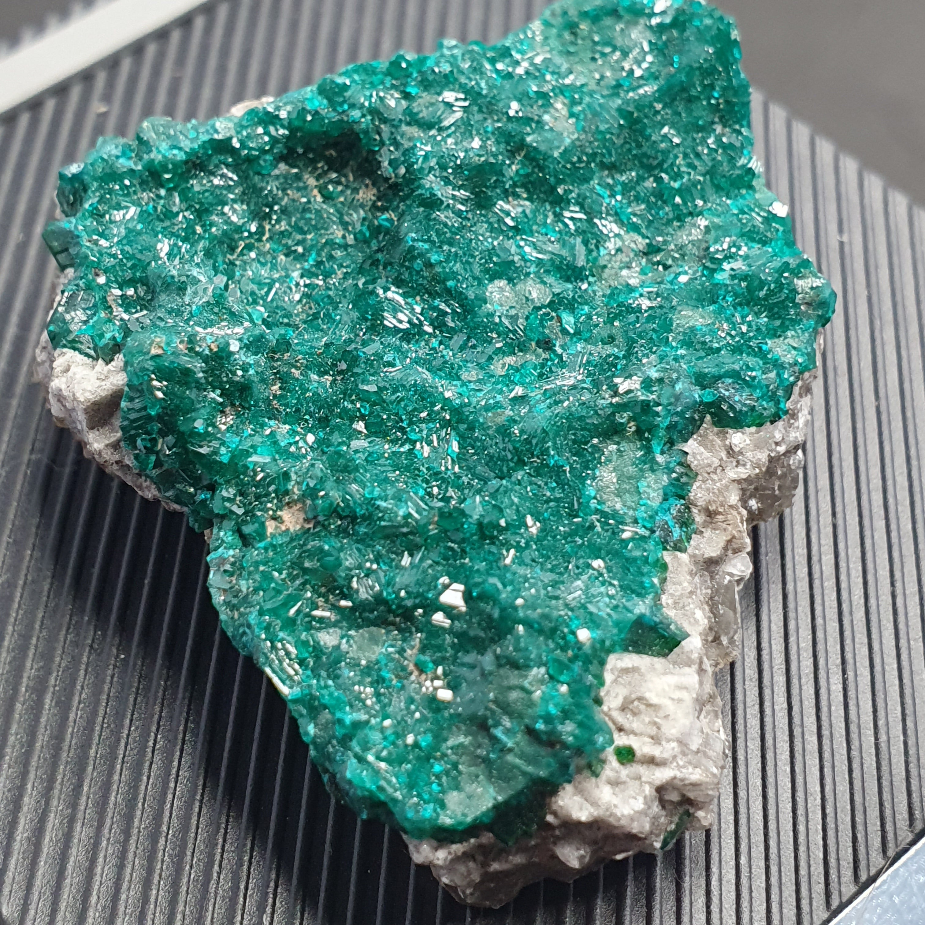 Rare crystal Dioptase emerald green color specimen From congo 185 CT