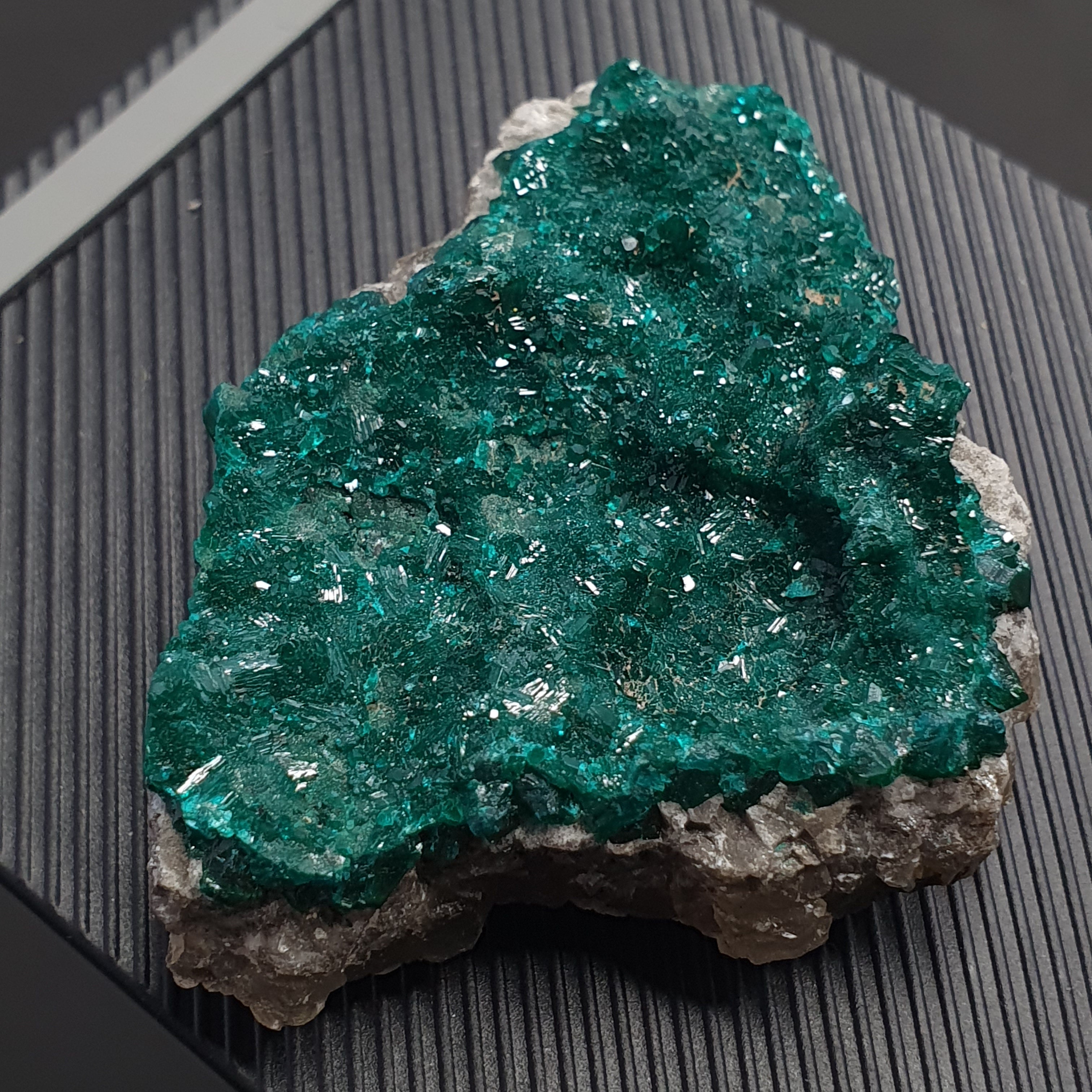 Rare crystal Dioptase emerald green color specimen From congo 185 CT