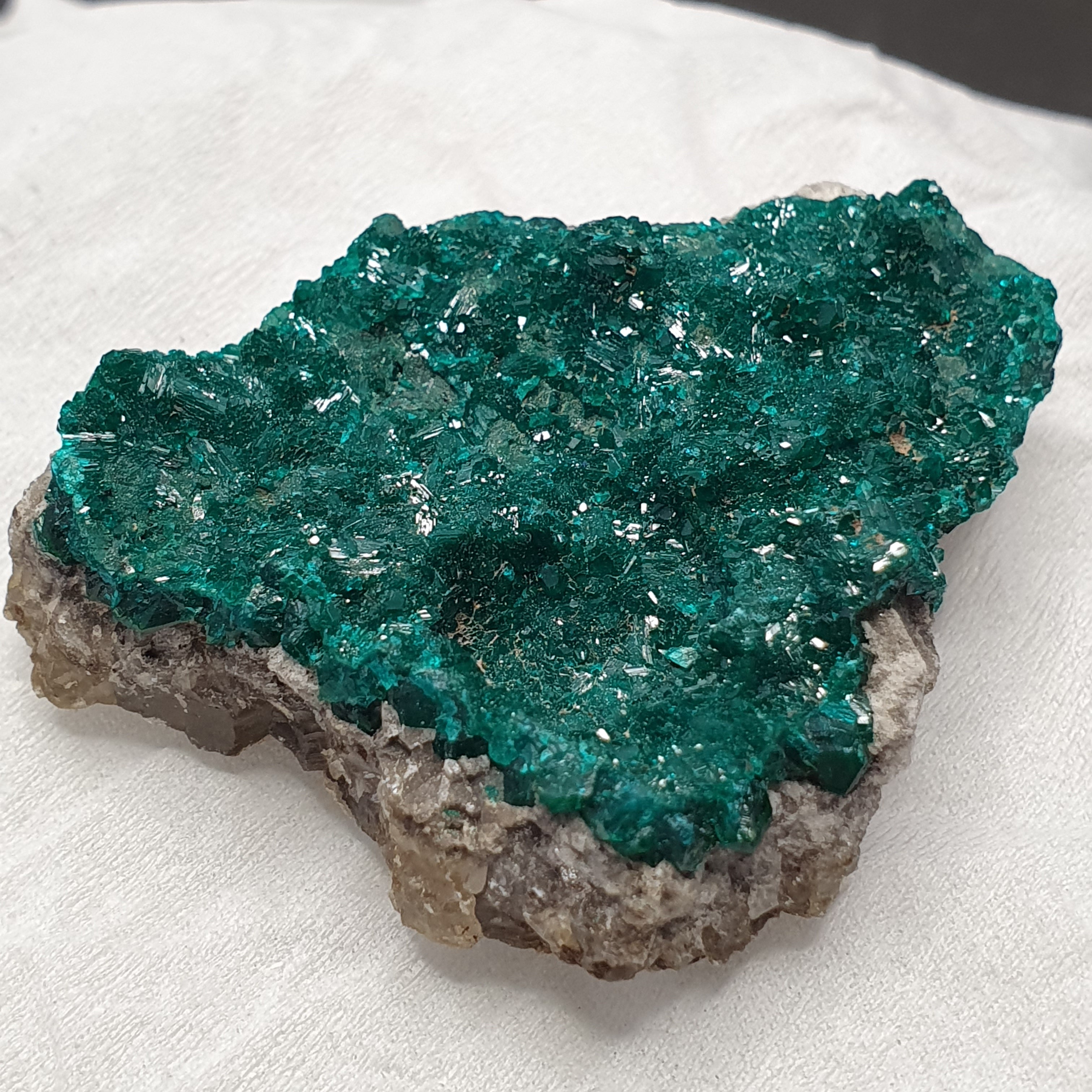 Rare crystal Dioptase emerald green color specimen From congo 185 CT