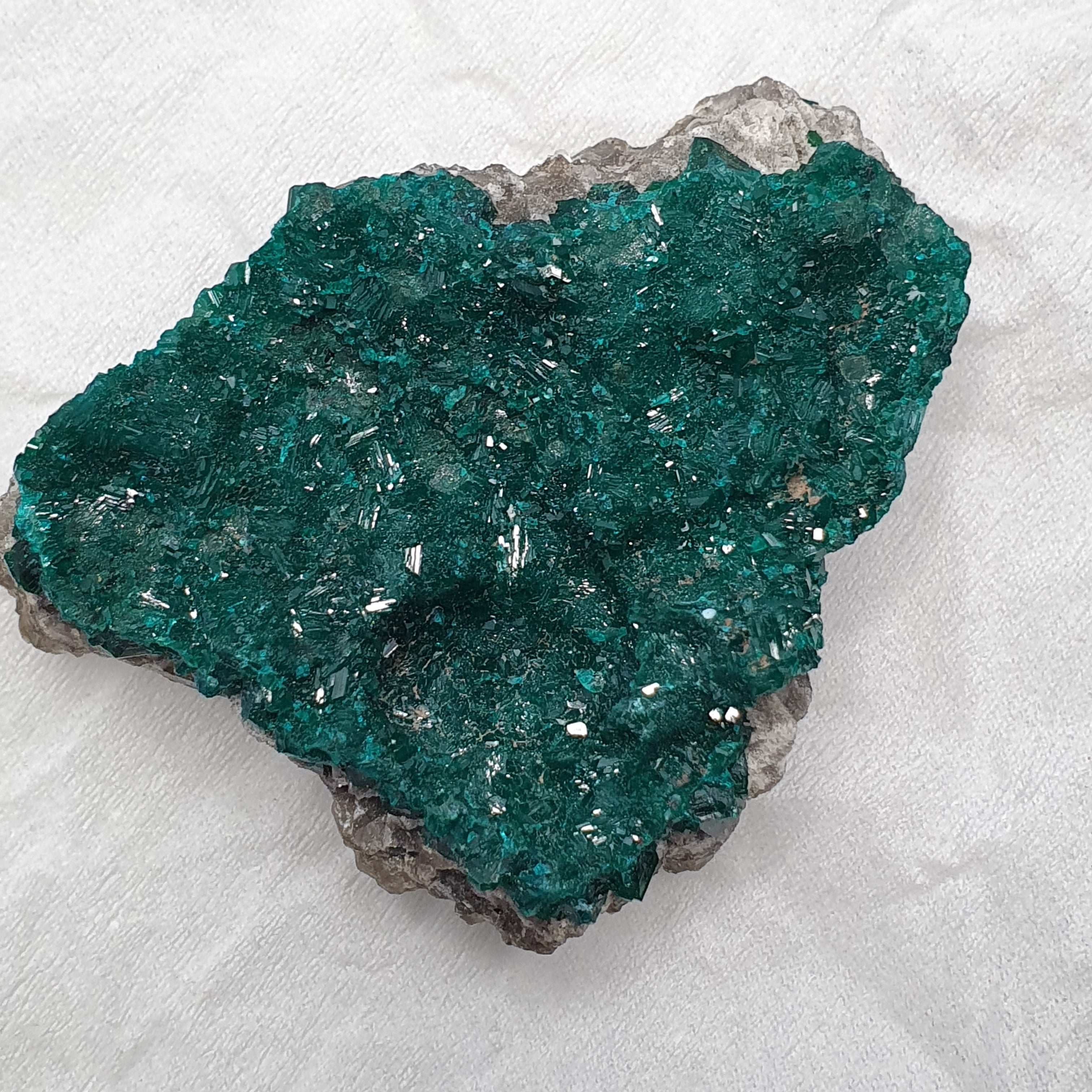 Rare crystal Dioptase emerald green color specimen From congo 185 CT
