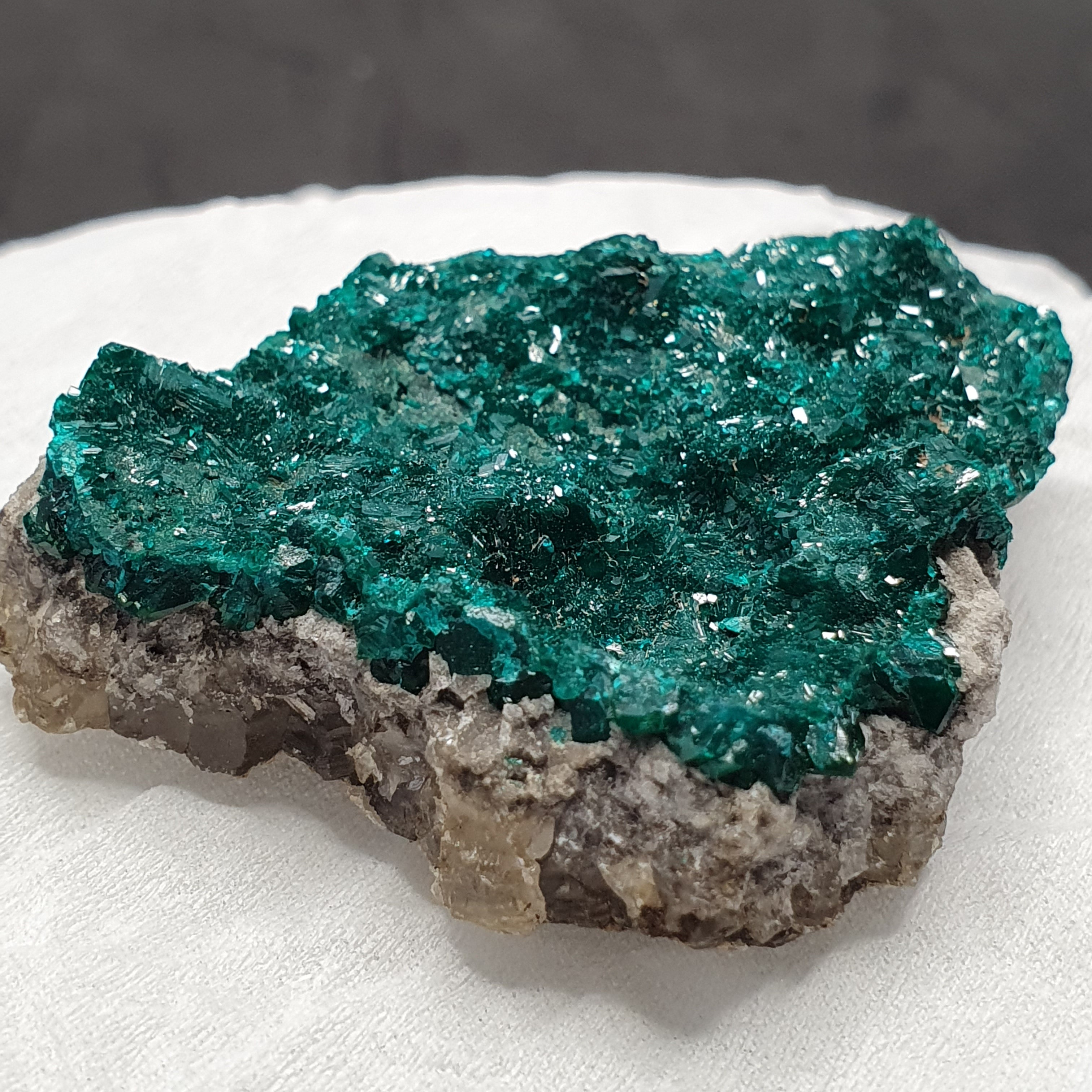 Rare crystal Dioptase emerald green color specimen From congo 185 CT