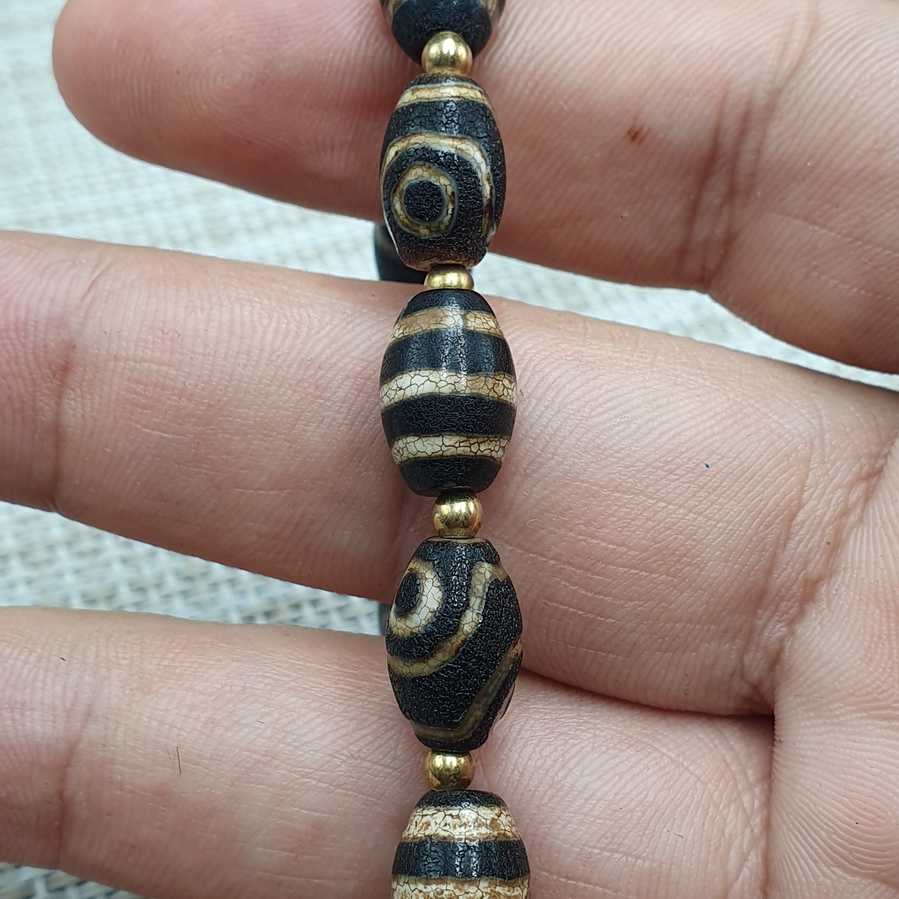 Tibetan Agate Beaded Bracelet: 2 Eye & 3 Stripe Pattern