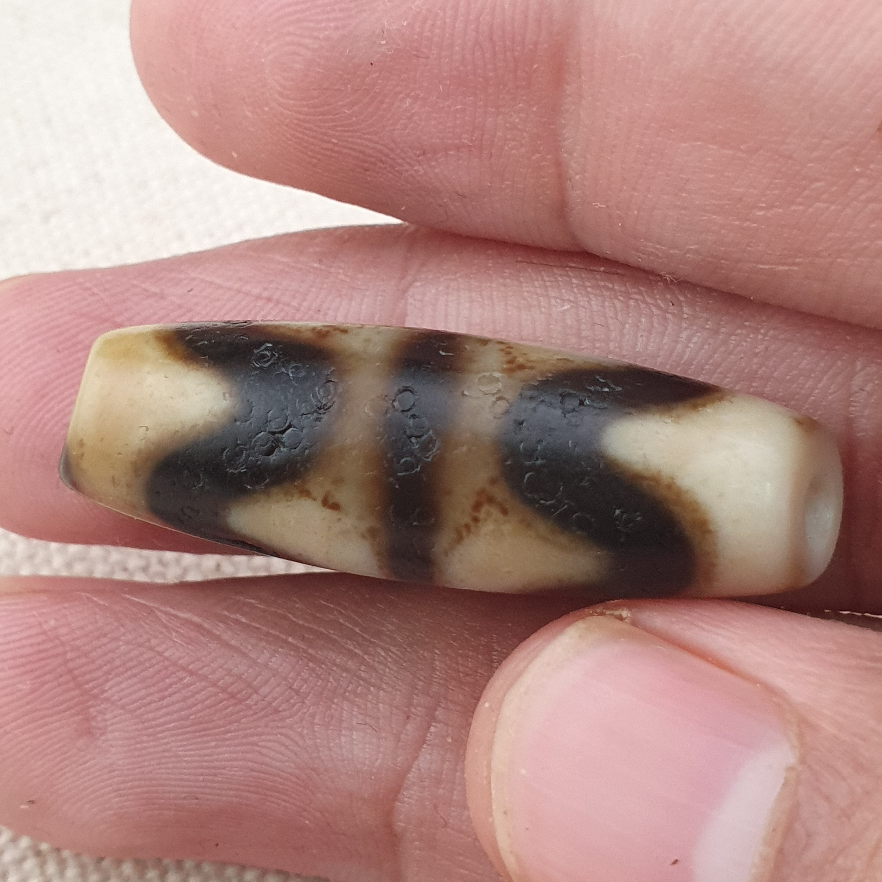 Vintage Himalayan Tibetan Zigzag & Stripe Pattern Agate Bead Amulet