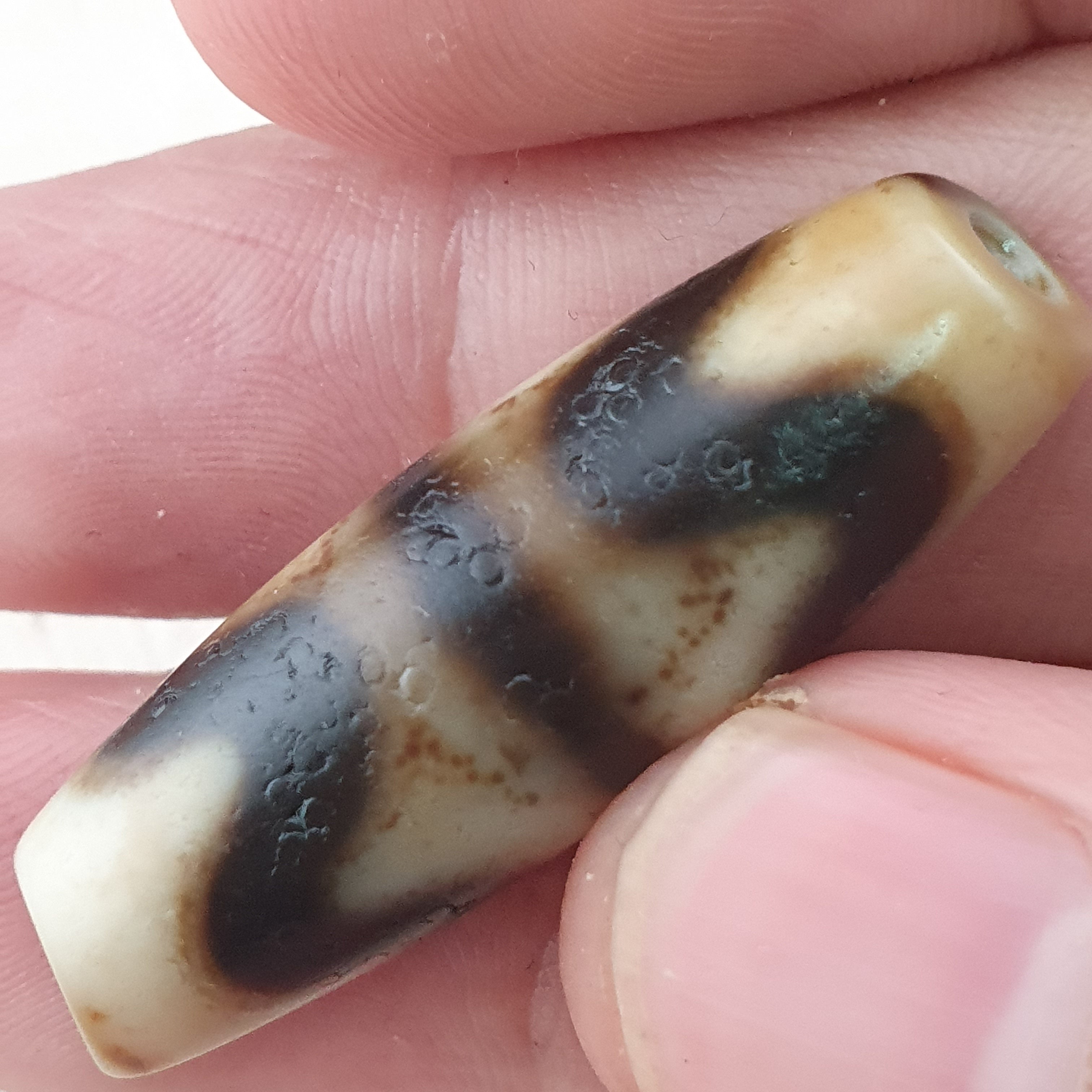 Vintage Himalayan Tibetan Zigzag & Stripe Pattern Agate Bead Amulet