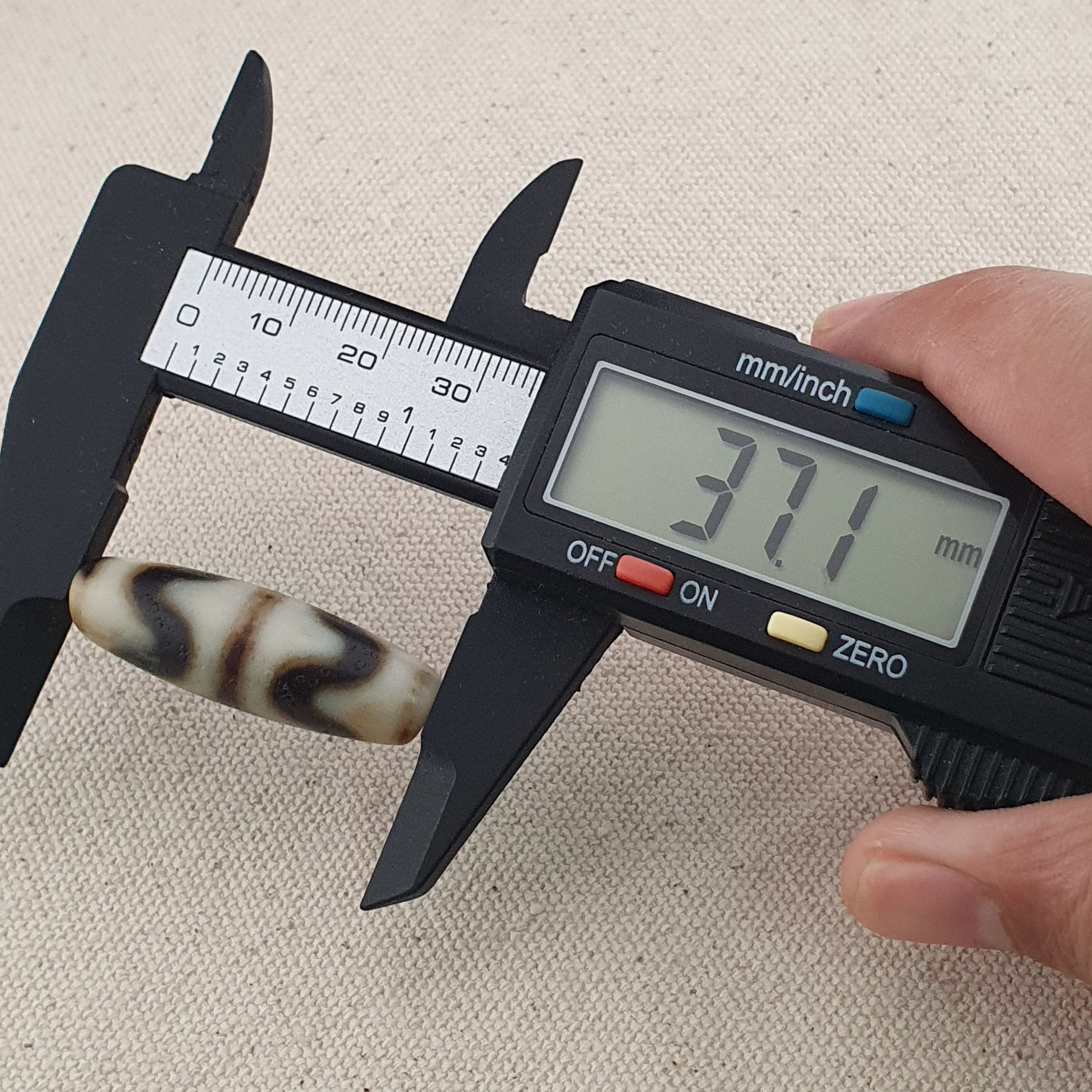 Vintage Himalayan Tibetan Zigzag & Stripe Pattern Agate Bead Amulet