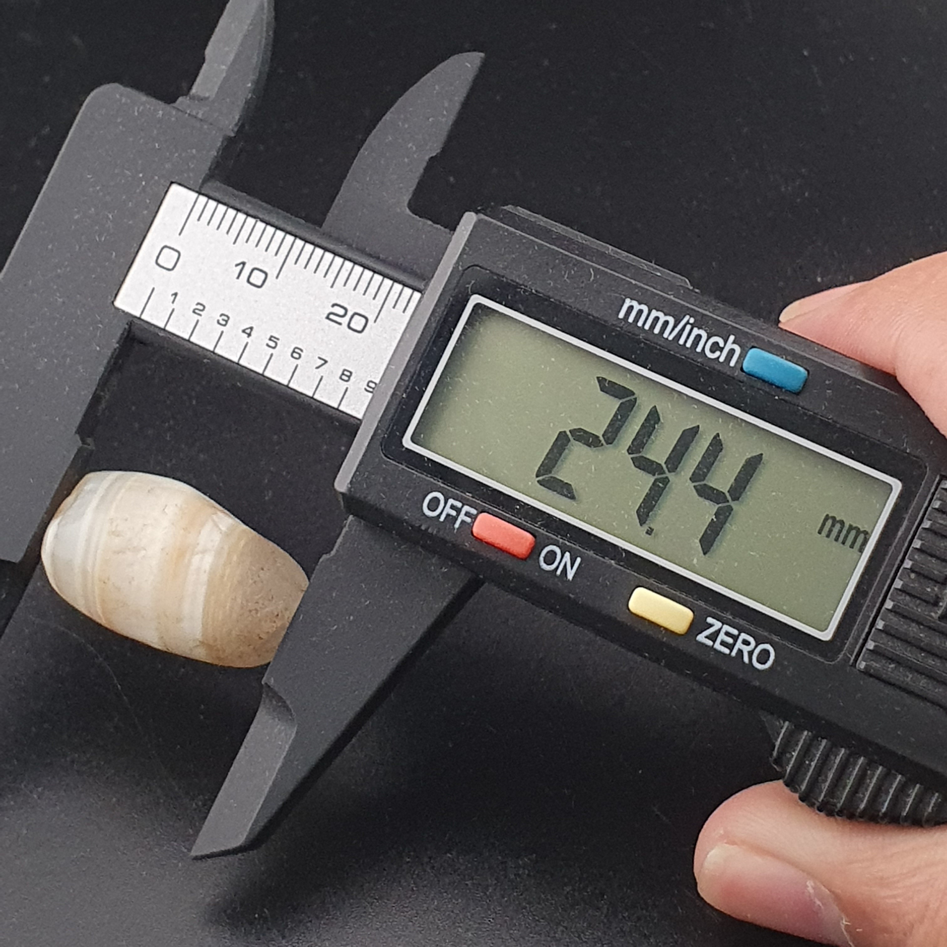 Ancient Natural Pattern White Old Agate Bead Amulet