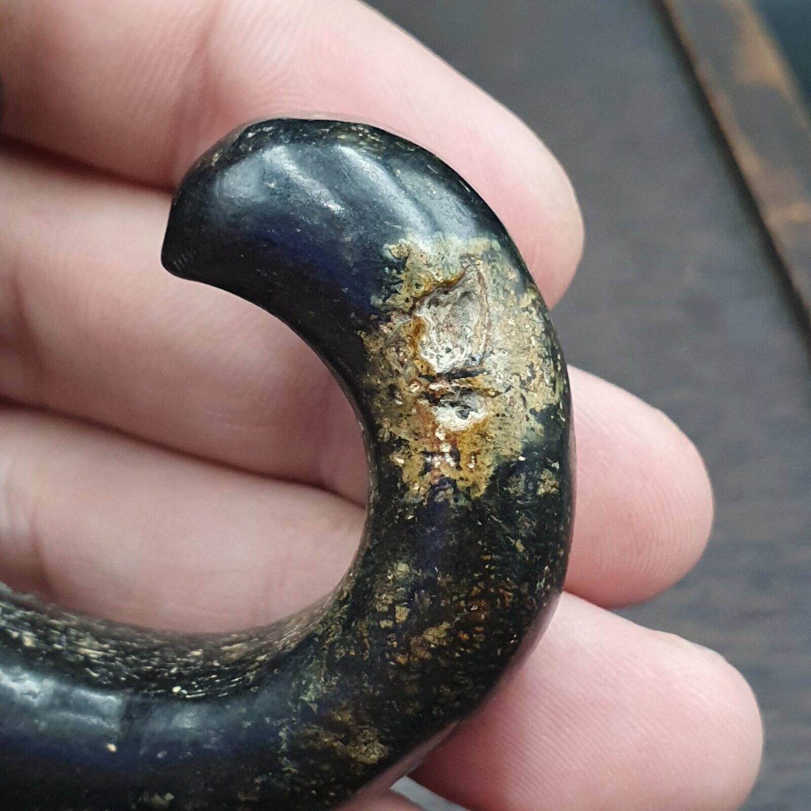 Antique Black Magnetic Stone mysterious animal carving Stone Bead Amulet MG-9-4