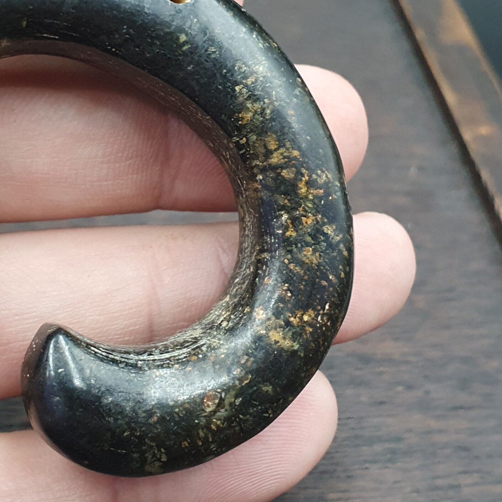 Antique Black Magnetic Stone mysterious animal carving Stone Bead Amulet MG-9-4